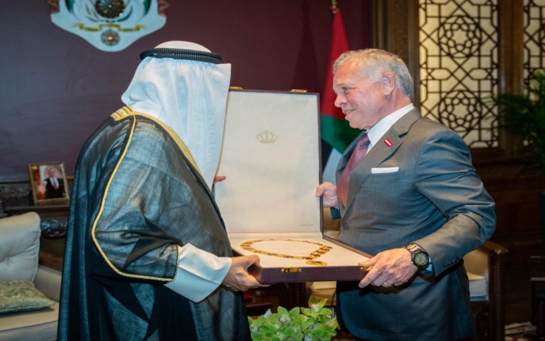 الملك يمنح أمير الكويت قلادة الحسين بن علي أرفع وسام مدني في الأردن