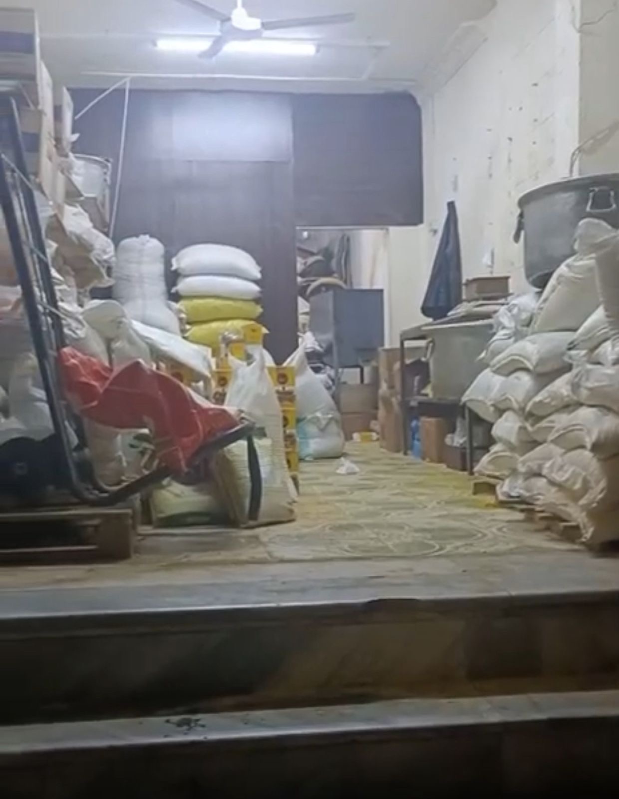 دون تراخيص أو رقابة صحية… إغلاق مشغل بهارات وتحويل المسؤولين للقضاء 	