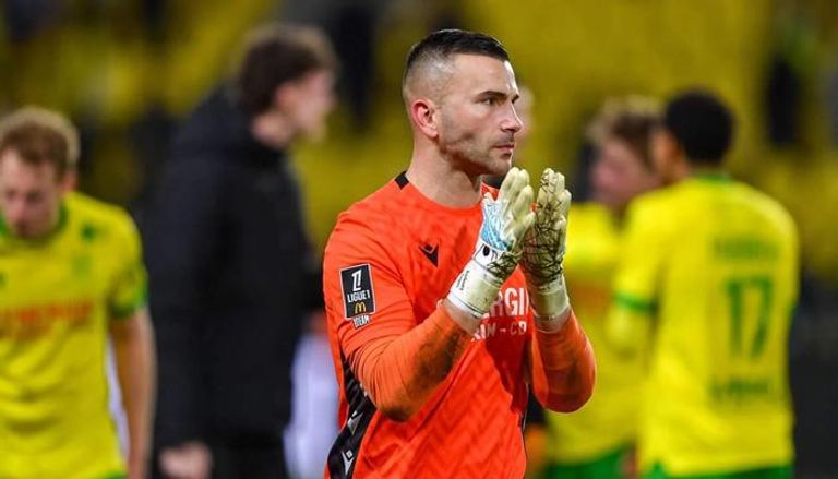 فيديو: حارس نانت يتحدى القانون ويتظاهر بالاصابة ليتيح لزملائه الصائمين تناول الافطار