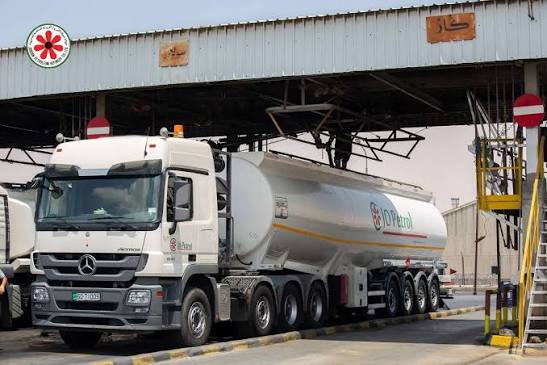 الحكومة تطمئن: مخزون كافٍ من المشتقات النفطية والغاز وبواخر قادمة إلى المملكة