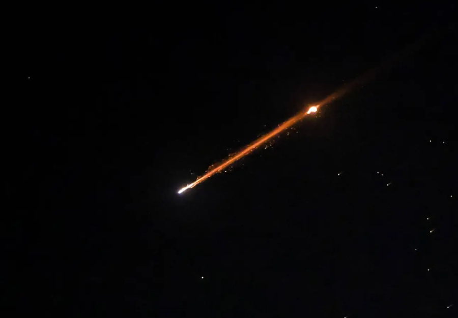 صاروخ عنقودي يهزّ تل أبيب… وارتفاع عدد الإصابات بديمونا وعراد إلى 175