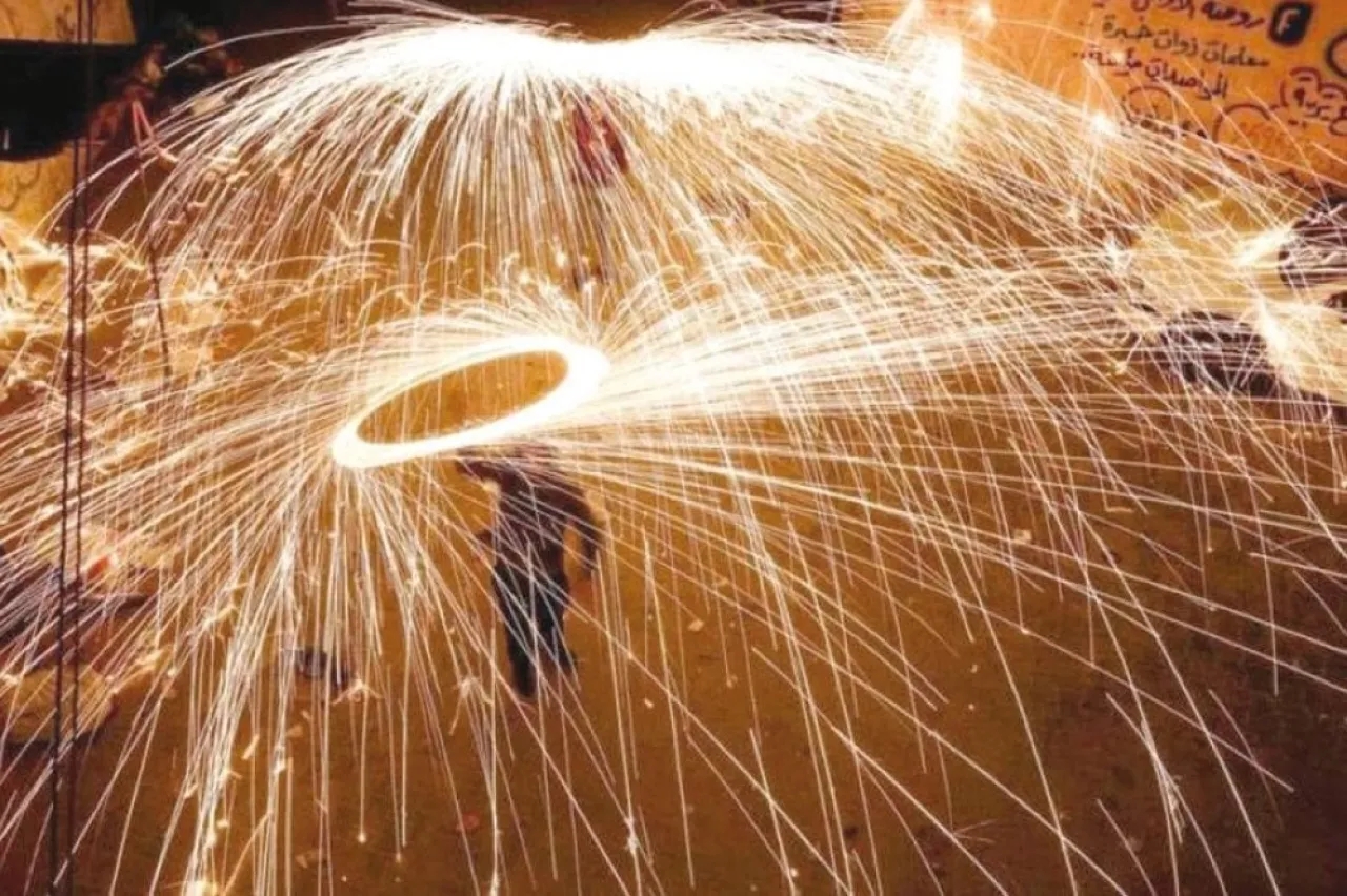 تحذير من الدفاع المدني: لعبة “الخريس” تهدد الأطفال بحروق وفقدان البصر وحرائق خطيرة